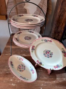 9 flat plates and 1 serving dish Gien model Le Trianon (1971).