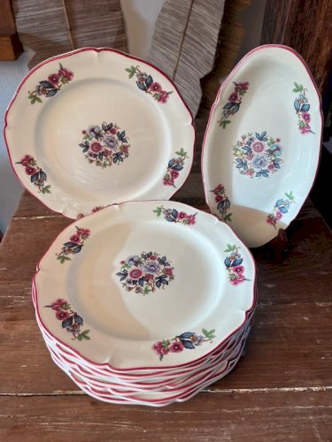 9 assiettes plates et 1 ravier Gien modèle Le Trianon (1971).