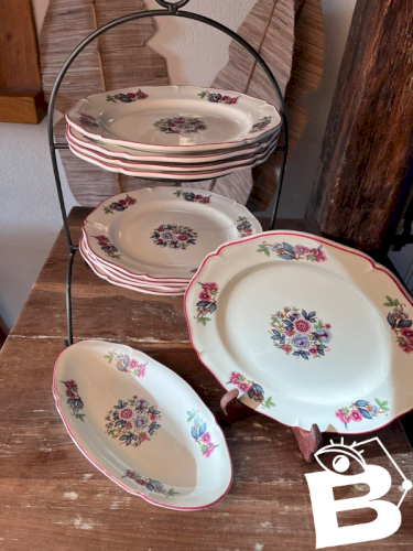 9 assiettes plates et 1 ravier Gien modèle Le Trianon (1971).