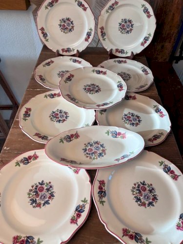 9 assiettes plates et 1 ravier Gien modèle Le Trianon (1971).