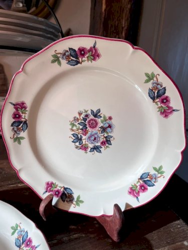 9 assiettes plates et 1 ravier Gien modèle Le Trianon (1971).