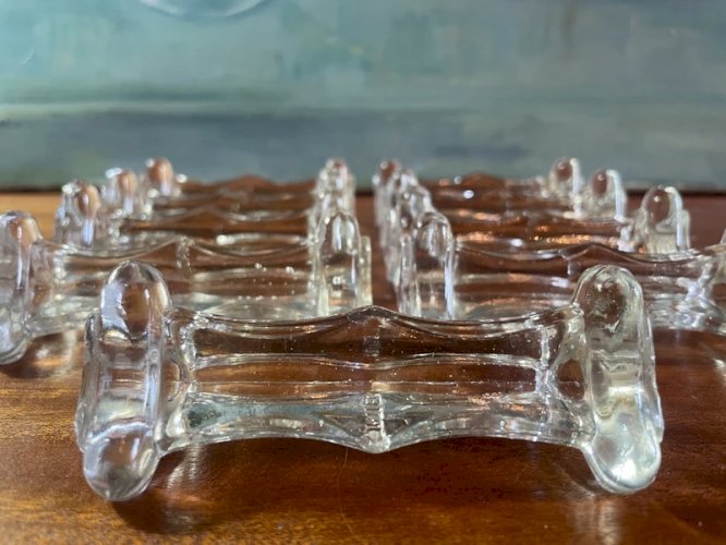 9 portes couteaux anciens en verre moulé Portieux