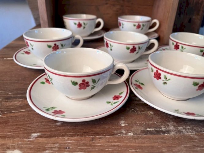 9 tasses à café en faïence Lunéville modèle Rosine