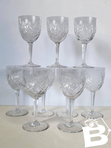 9 verres à vin / eau en cristal taillé