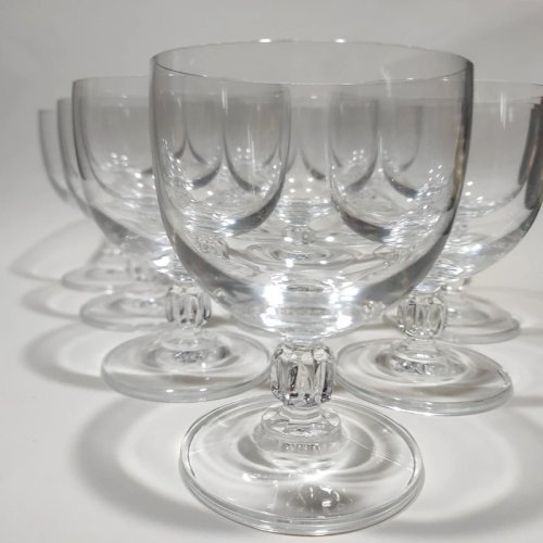 9 verres à vin sur pied