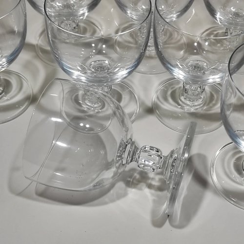 9 verres à vin sur pied