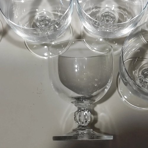 9 verres à vin sur pied