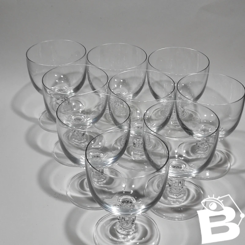 9 verres à vin sur pied