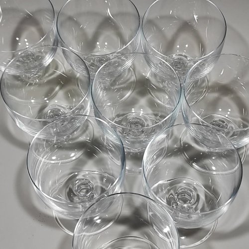 9 verres à vin sur pied