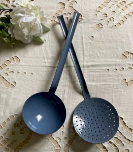 924⚜️Deux Anciens Ustensiles de Cuisine en Tôle Émaillée Louche et Écumoire Bleu