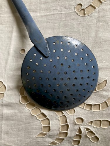 924⚜️Deux Anciens Ustensiles de Cuisine en Tôle Émaillée Louche et Écumoire Bleu