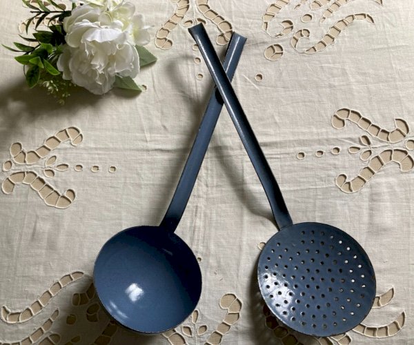 924⚜️Deux Anciens Ustensiles de Cuisine en Tôle Émaillée Louche et Écumoire Bleu