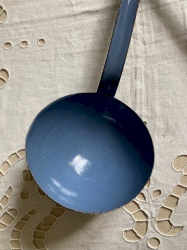 924⚜️Deux Anciens Ustensiles de Cuisine en Tôle Émaillée Louche et Écumoire Bleu