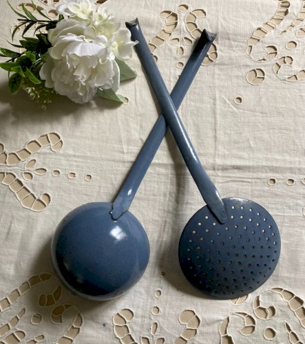924⚜️Deux Anciens Ustensiles de Cuisine en Tôle Émaillée Louche et Écumoire Bleu