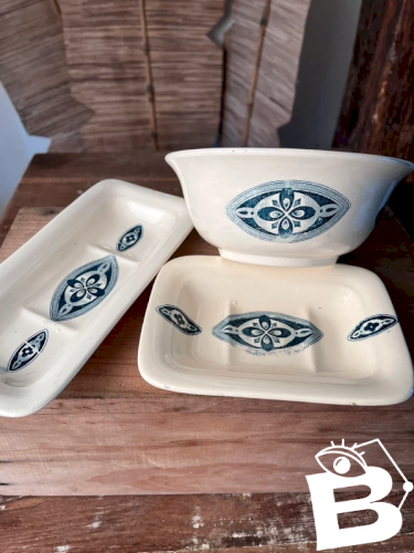 Accessoires de toilette en faïence de Longchamp modèle Médaillon