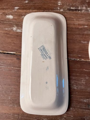 Accessoires de toilette en faïence de Longchamp modèle Médaillon