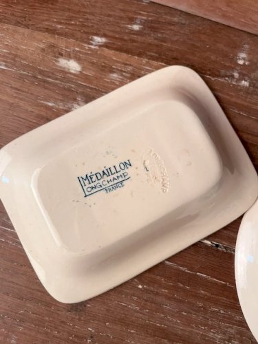 Accessoires de toilette en faïence de Longchamp modèle Médaillon