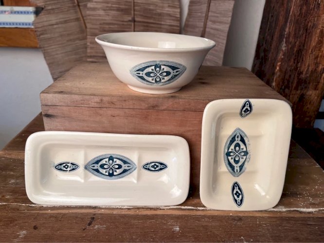 Accessoires de toilette en faïence de Longchamp modèle Médaillon