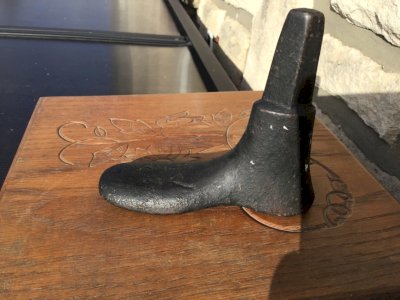 Adorable little anvil shoe-shaped cast iron 13 cm