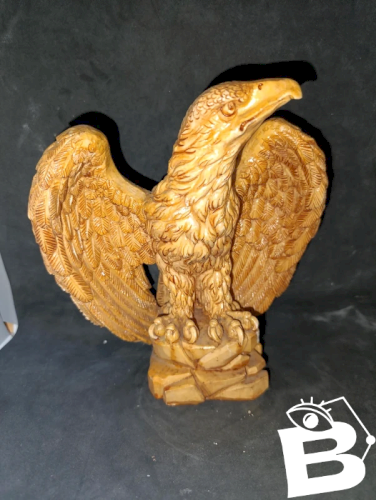 aigle style usa en resine signé A.Gianneti en bon etat