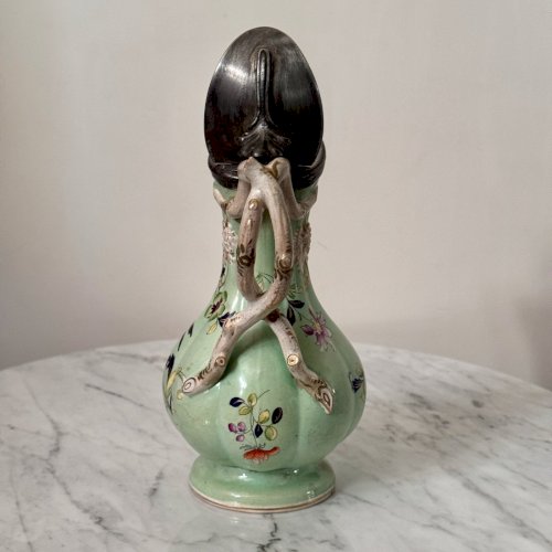 Aiguière en faïence fine manufacture Staffordshire 1843 décor floral M4028