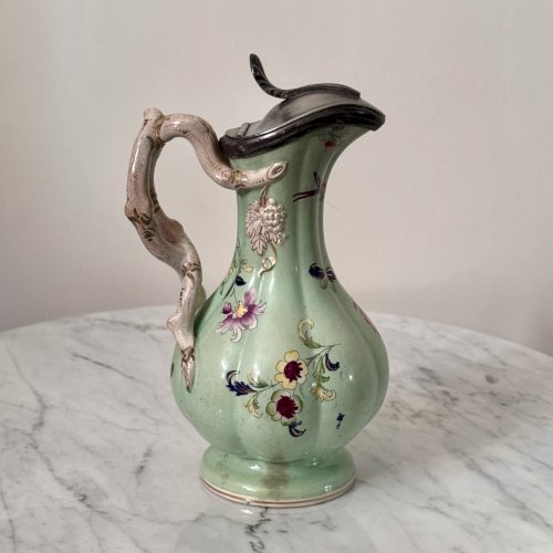 Aiguière en faïence fine manufacture Staffordshire 1843 décor floral M4028