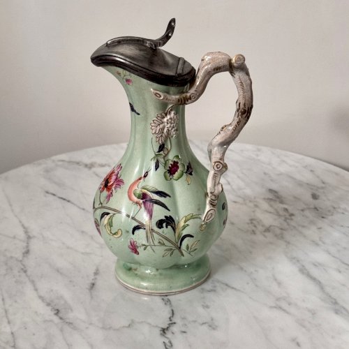 Aiguière en faïence fine manufacture Staffordshire 1843 décor floral M4028