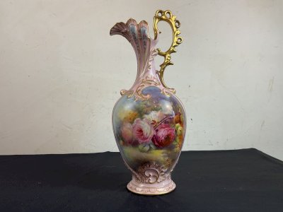 AIGUIERE EN PORCELAINE PEINTE PAR MILLET décor de rose