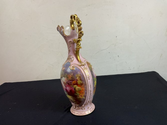 AIGUIERE EN PORCELAINE PEINTE PAR MILLET décor de rose