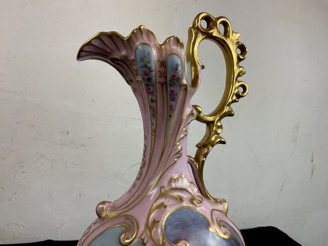 AIGUIERE EN PORCELAINE PEINTE PAR MILLET décor de rose