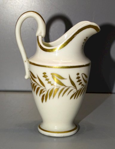 - AIGUIERE MINIATURE PORCELAINE DE PARIS STYLE EMPIRE BROC? CREMIER? Ht 9,9 cm D