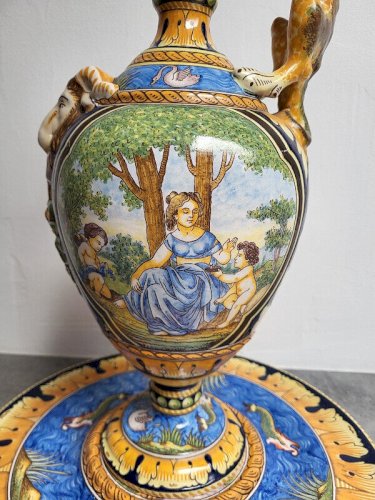 AIGUIERE + PLAT EN FAIENCE DE NEVERS MONTAGNON