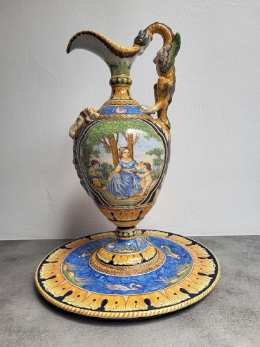 AIGUIERE + PLAT EN FAIENCE DE NEVERS MONTAGNON