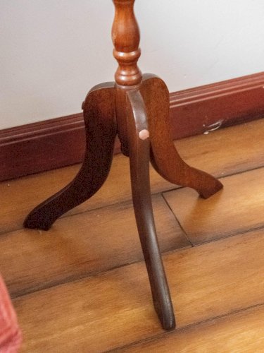 Alfred, le guéridon en bois N°128