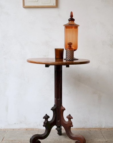 Alfred, le guéridon tripode en bois sculpté N°160