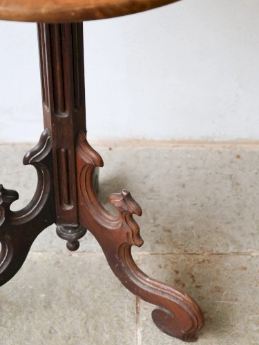 Alfred, le guéridon tripode en bois sculpté N°160