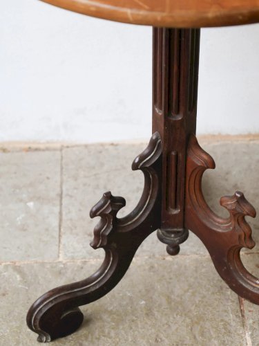 Alfred, le guéridon tripode en bois sculpté N°160