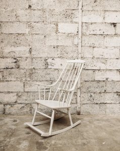 Alibert, the white rocking chair N°37