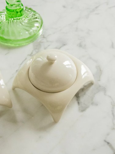 Alix, la paire de beurriers écru en céramique N°595