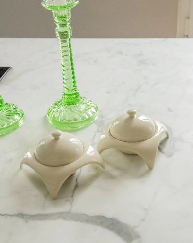 Alix, la paire de beurriers écru en céramique N°595