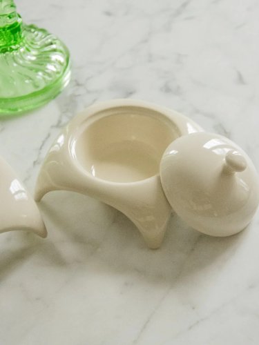 Alix, la paire de beurriers écru en céramique N°595