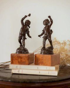 Alix, the pair of bronze cherubs No. 564