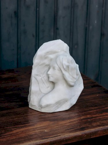 Alix, la sculpture bas relief en marbre N°528