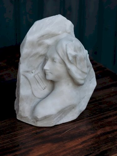 Alix, la sculpture bas relief en marbre N°528