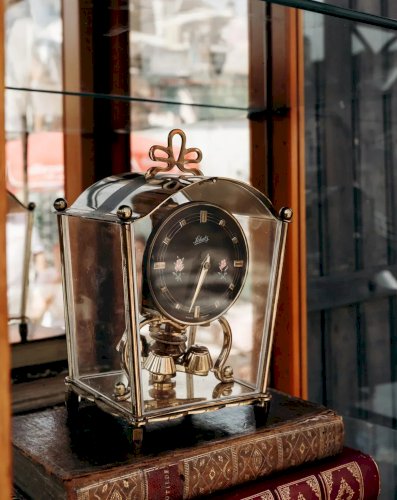 Alix, le pendule à poser en laiton N°438