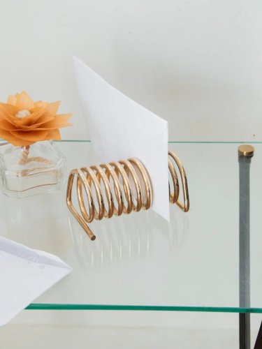 Alix, le porte courrier en métal doré N°582