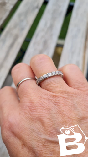 Alliance Américaine en or blanc et pierres, saphir blanc