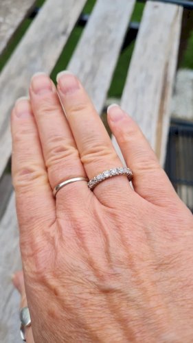 Alliance Américaine en or blanc et pierres, saphir blanc