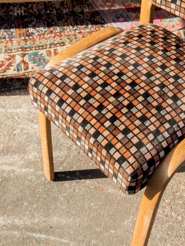 Alma, la chaise à carreaux N°323