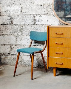 Alma, la chaise bleu en tissu N°343